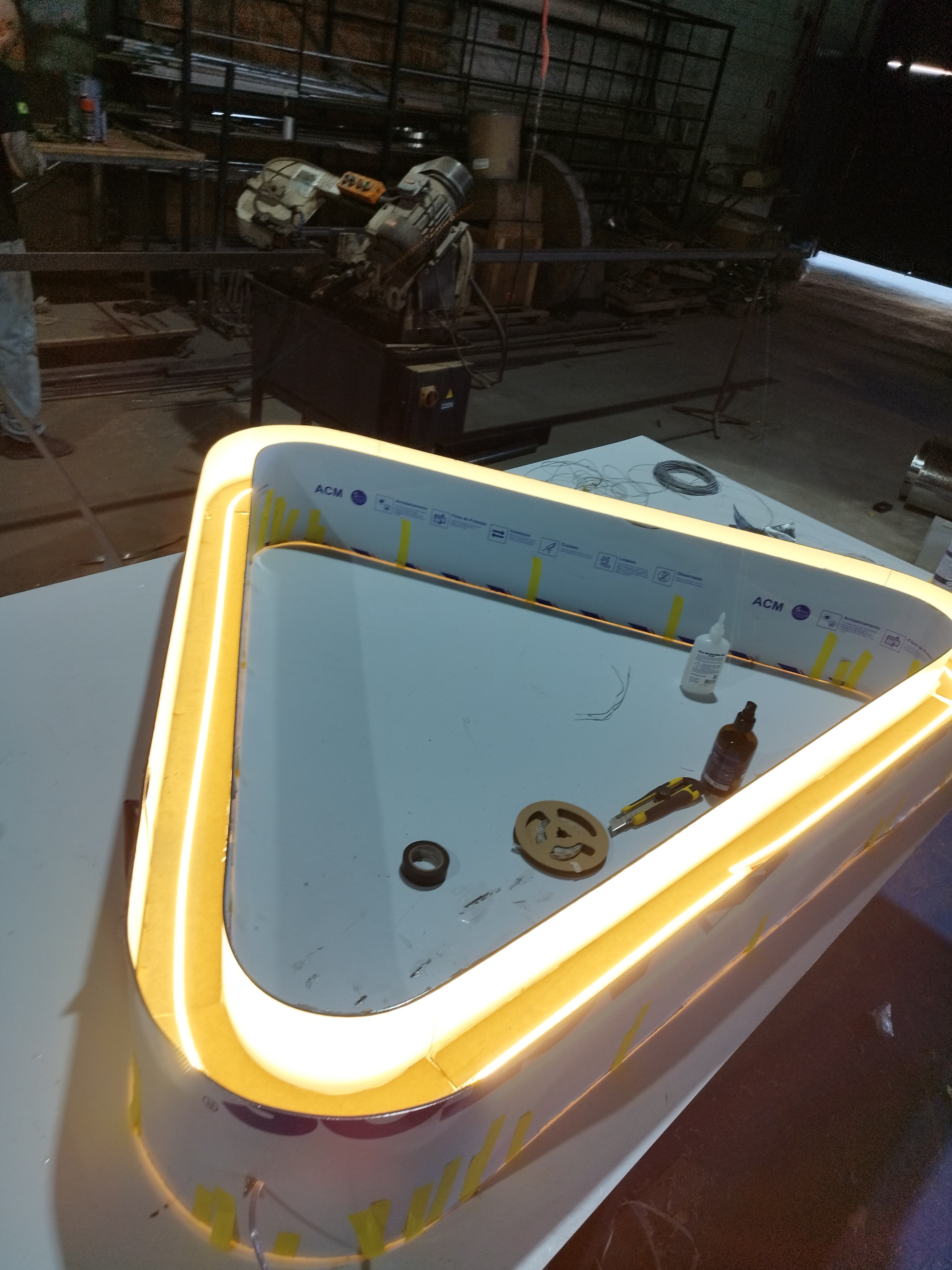 luminaria triangulo.jpg